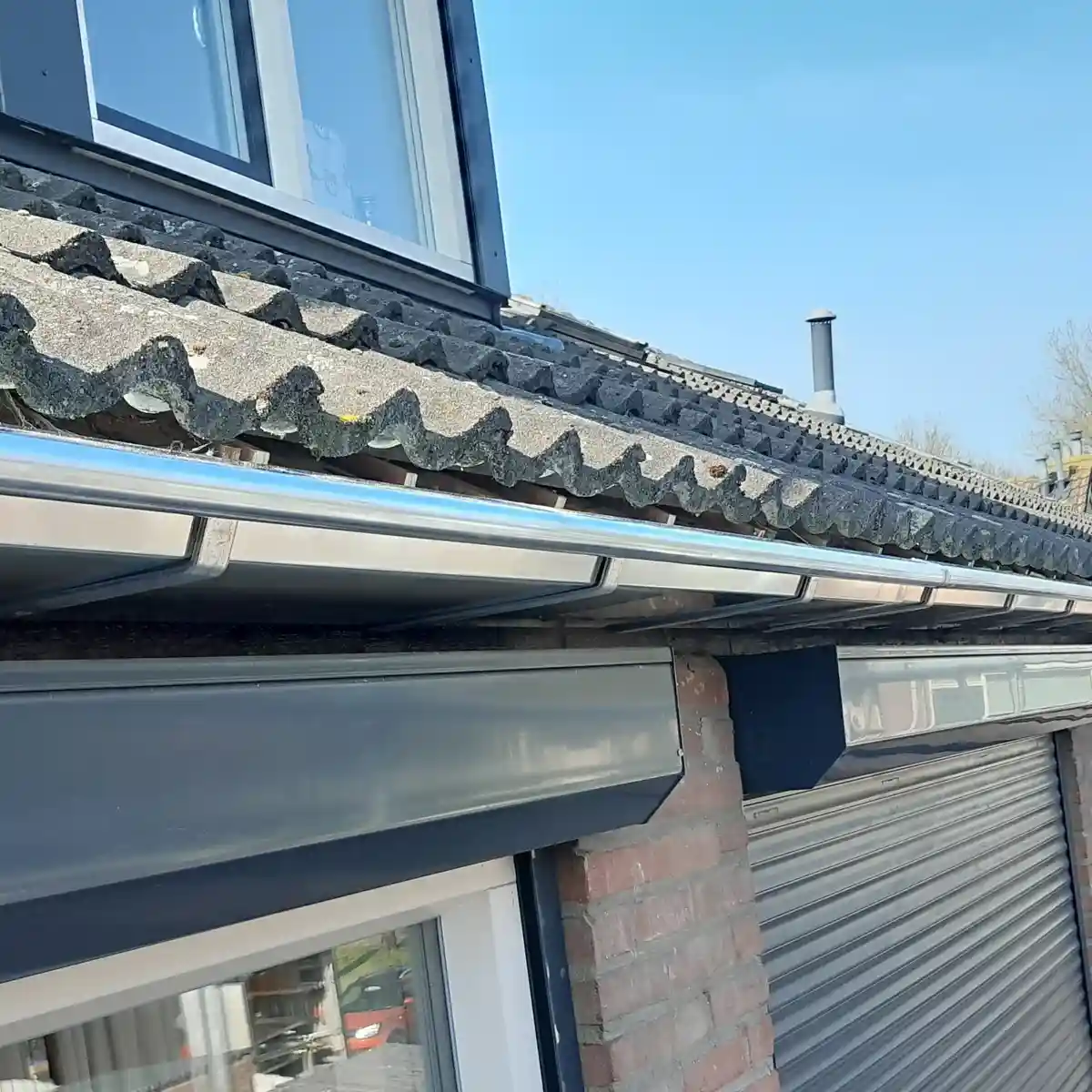 Strak afgewerkte zinken dakgoot