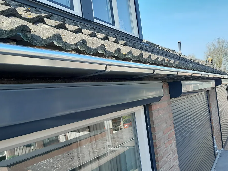 Afbeelding voor Is een coating op een Zinken Dakgoot zinvol?